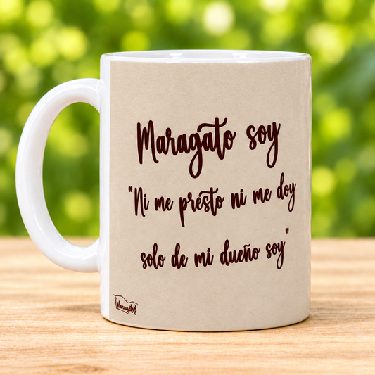 Reverso de taza Maragato Soy con frase sobre tono beige claro, madera y fondo verde