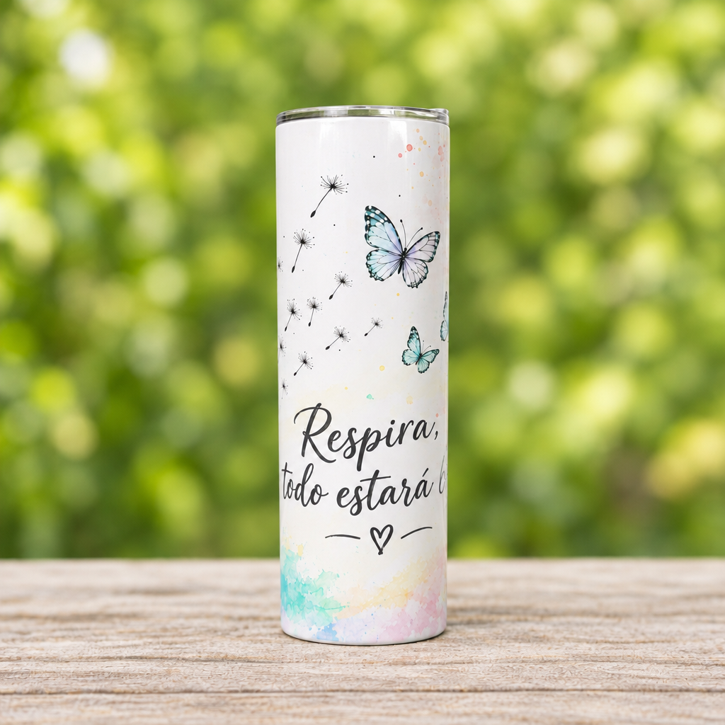Tumbler Respira con mariposas completo sobre mesa y fondo verde
